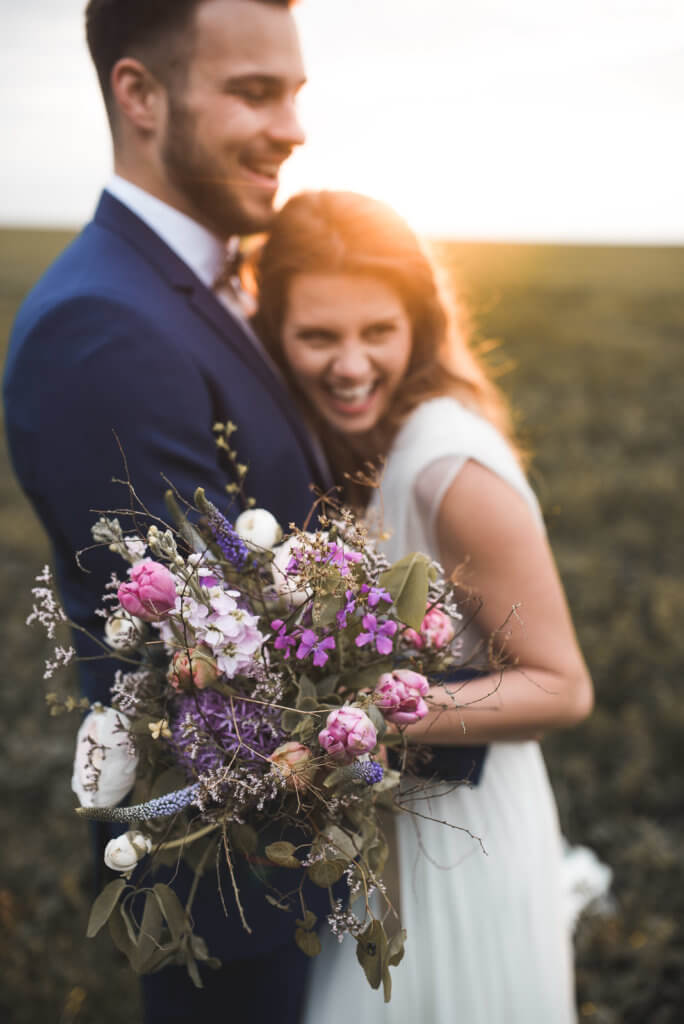 Inspiration Shooting Gartenhochzeit mit Brautstrauss von Katharina Schumm, Hochzeitskleid von Rembo Styling Marylise, Make Up von Marina Burmistrow, Hochzeitsfotograf Schwäbisch Hall, Boho, Hochzeitsfotograf Bamberg