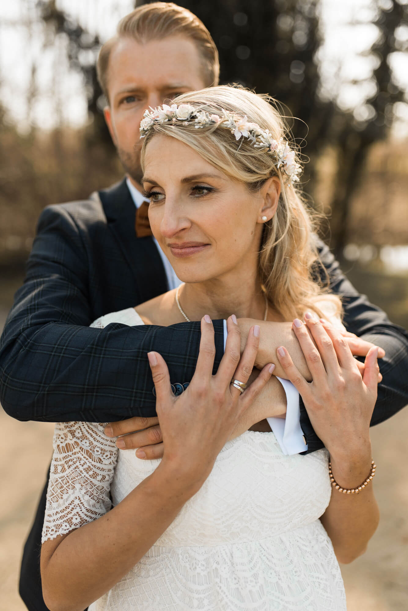 Braut hält Bräutigam fest bei Hochzeitsshooting