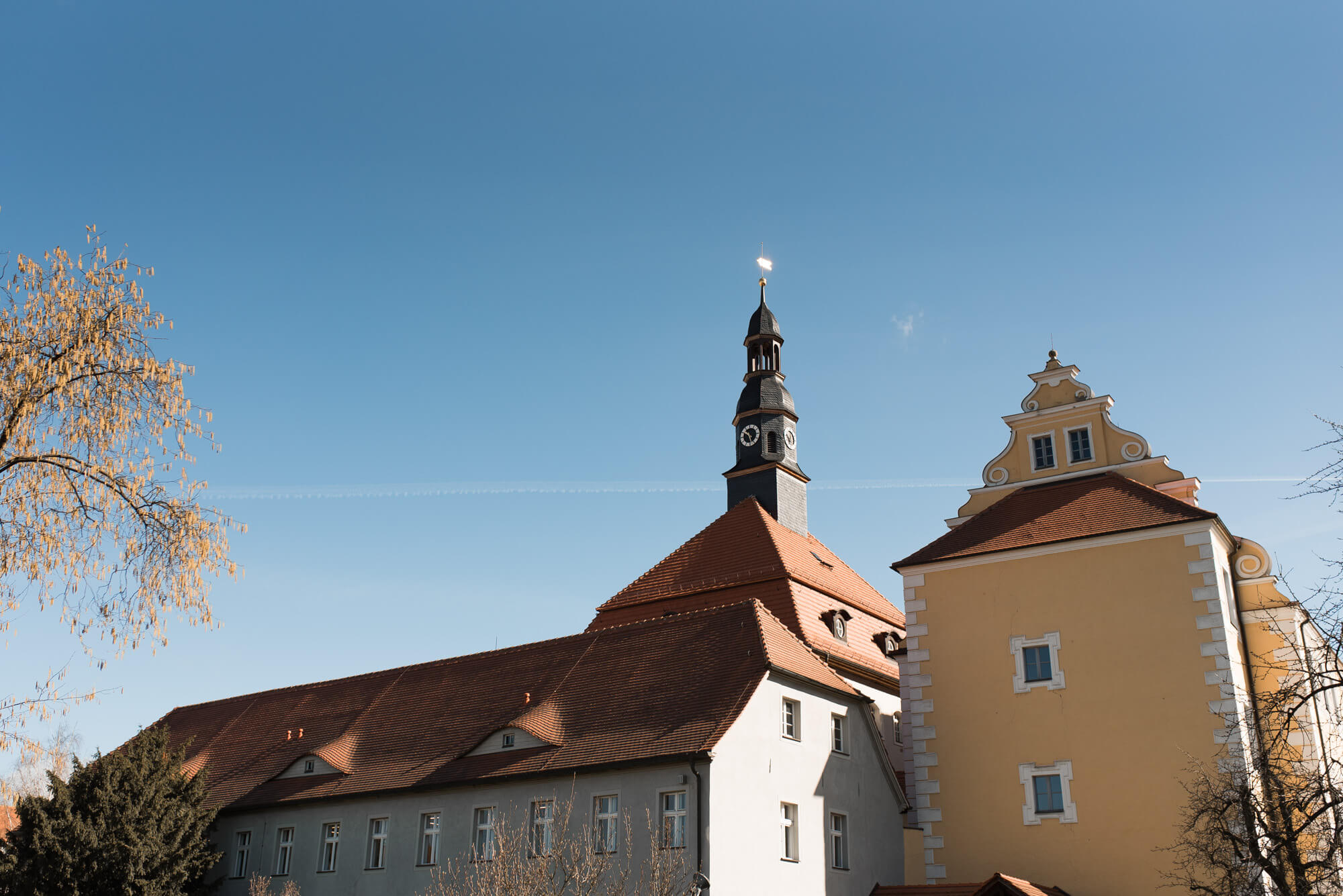 Schloss Lübben bei Sonnenschein und blauer Himmel vor Standesamt Trauung im Trauzimmer des Schlossturms