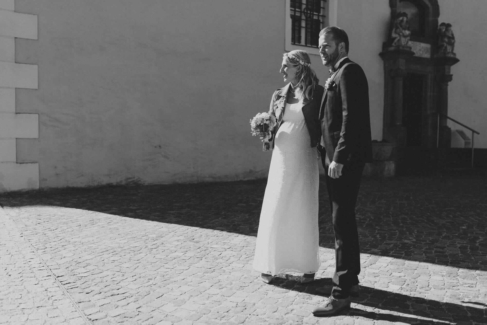 Brautpaar im Sonnenschein vor Schlossturm Lübben