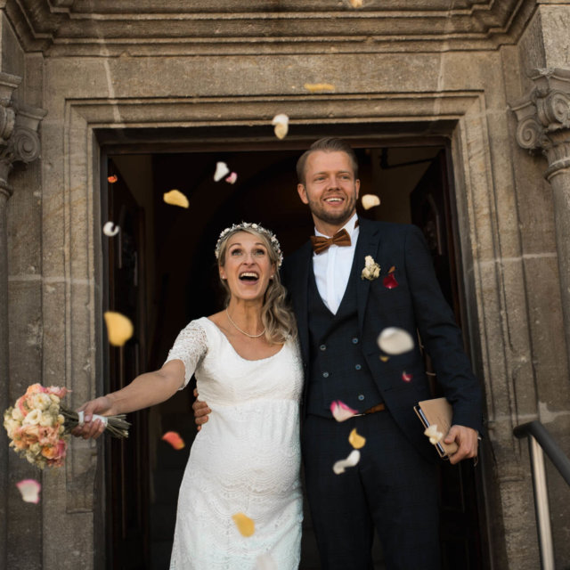 Brautpaar freut sich bei Auszug aus dem Standesamt Lübben