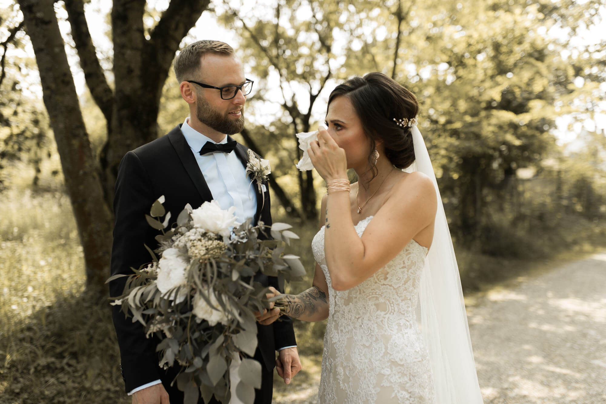 Braut mit Tränen vor Bräutigam seinem Mann vor der Hochzeit im Wald