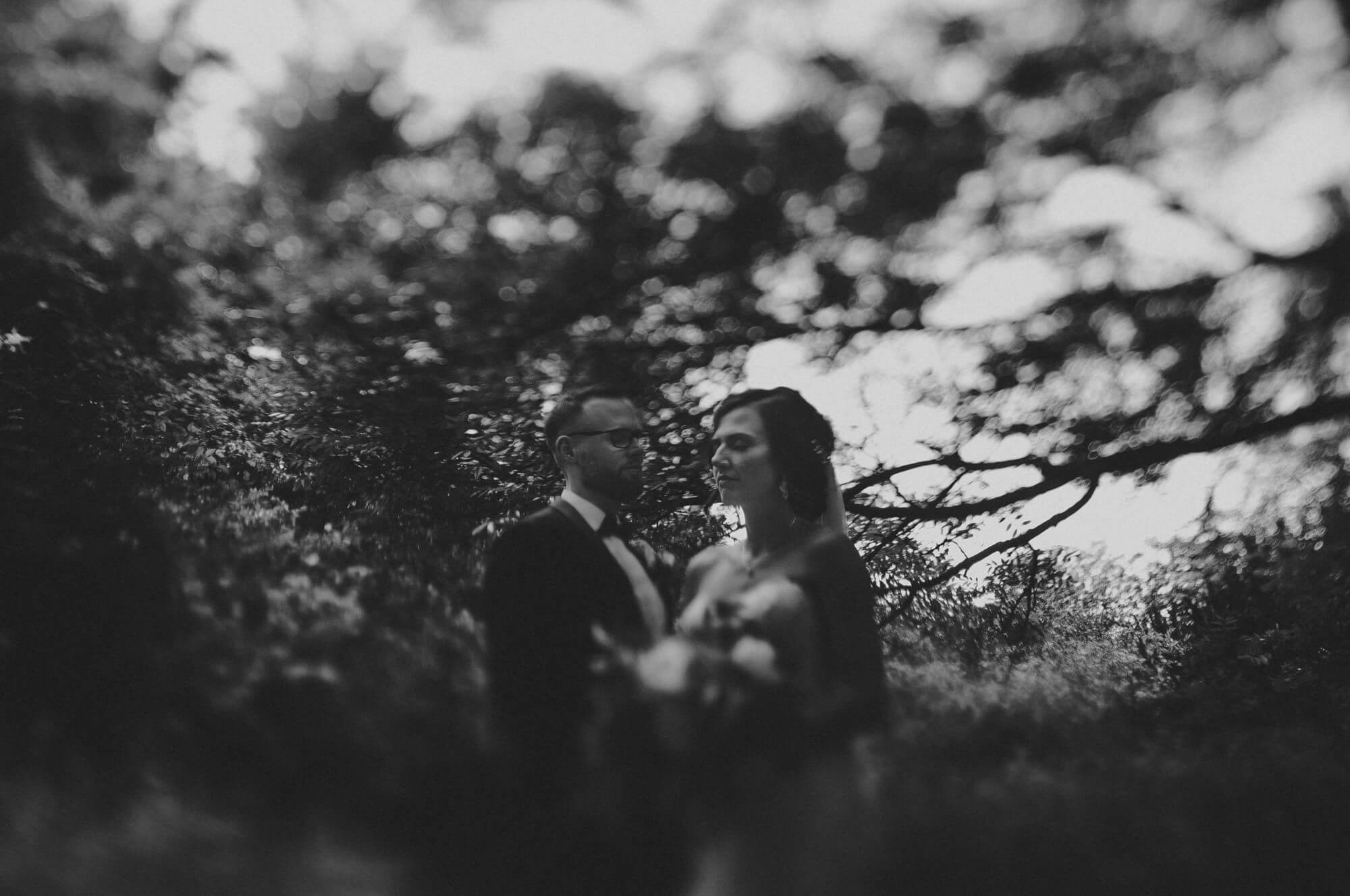 Freelense Schwarz Weiss Foto mit Brautpaar im Wald