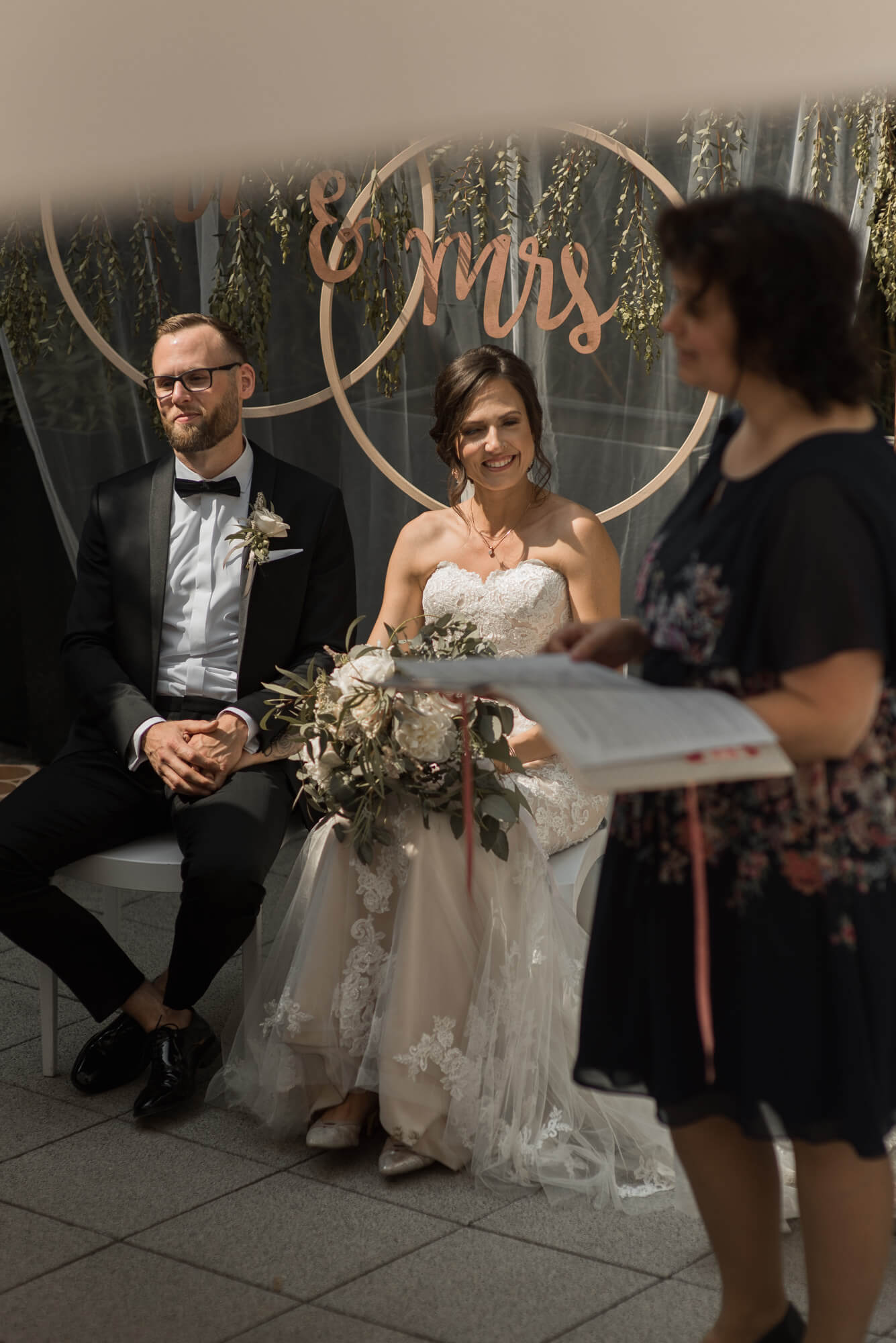 Brautpaar bei Hochzeit im Werkcafe Ludwigsburg bei freier Trauung und Sonnenschein