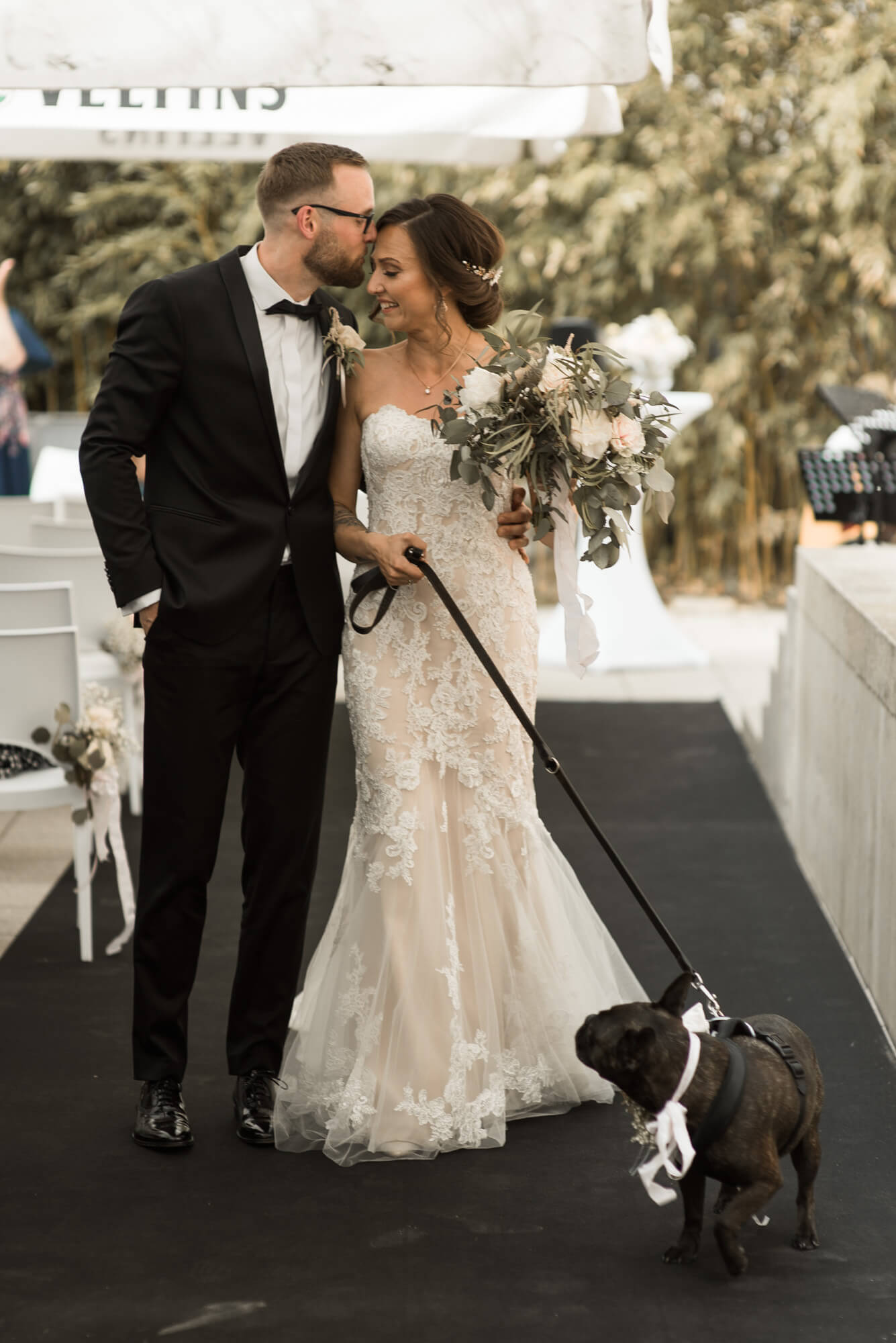 Brautpaar beim Auszug von freier Trauung mit Hund bei Hochzeit in Ludwigsburg