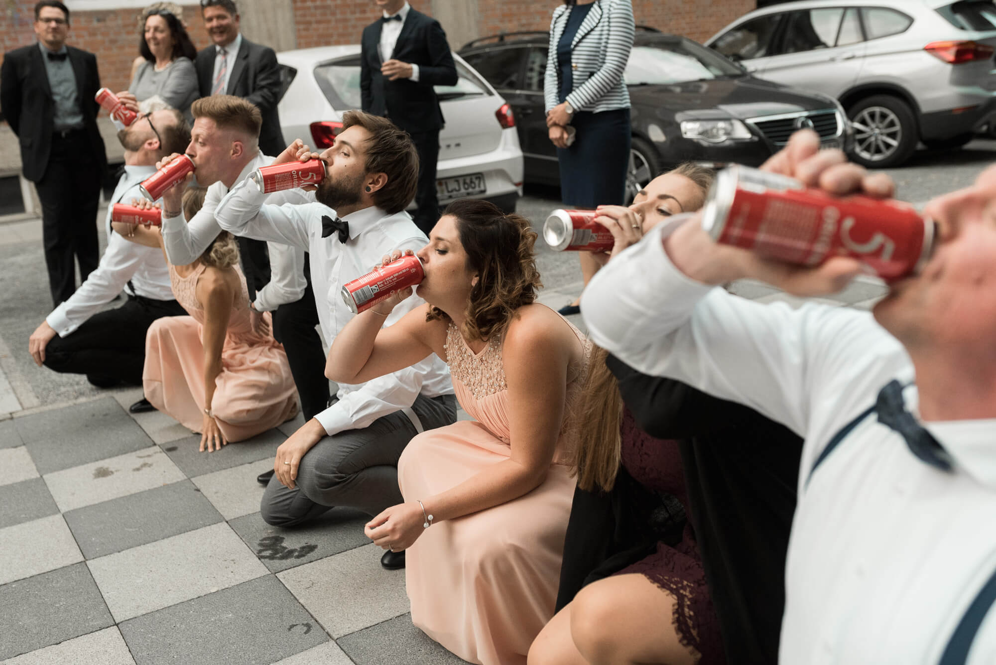 Hochzeitsgäste trinken Dosenbier bei Flunkyball auf Hochzeit in Ludwigsburg