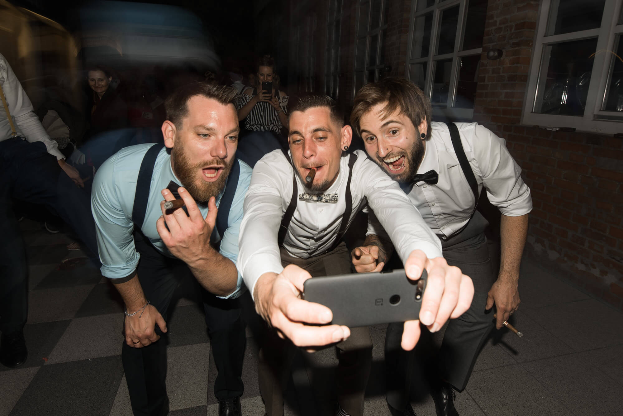 Männer auf Hochzeit machen Selfie von sich mit Zigarre bei Hochzeitsparty in Ludwigsburg