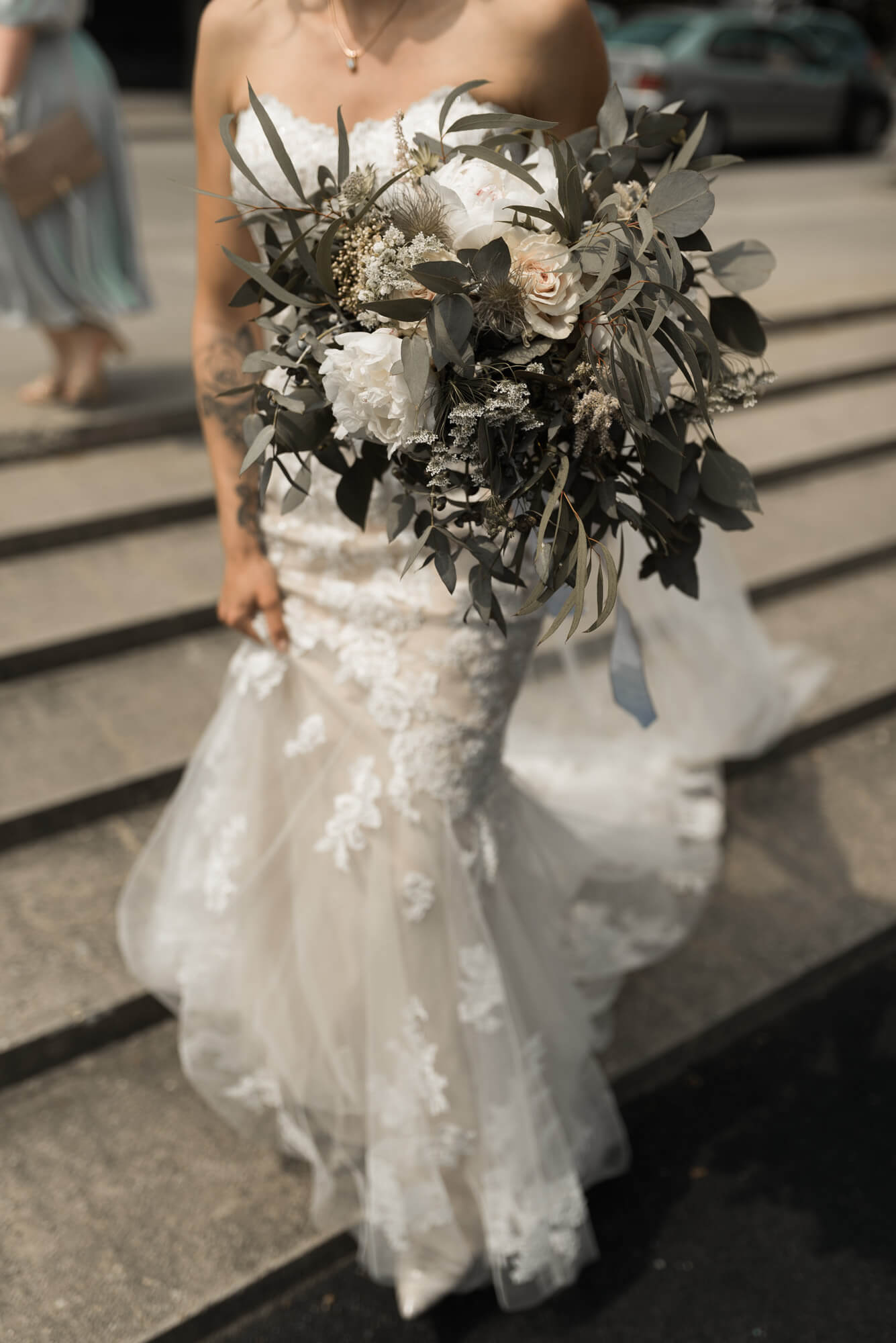 Braut läuft mit Brautstrauss aus Eukalyptus und alternativen Pflanzen zum First Look vor Hochzeit in Ludwigsburg