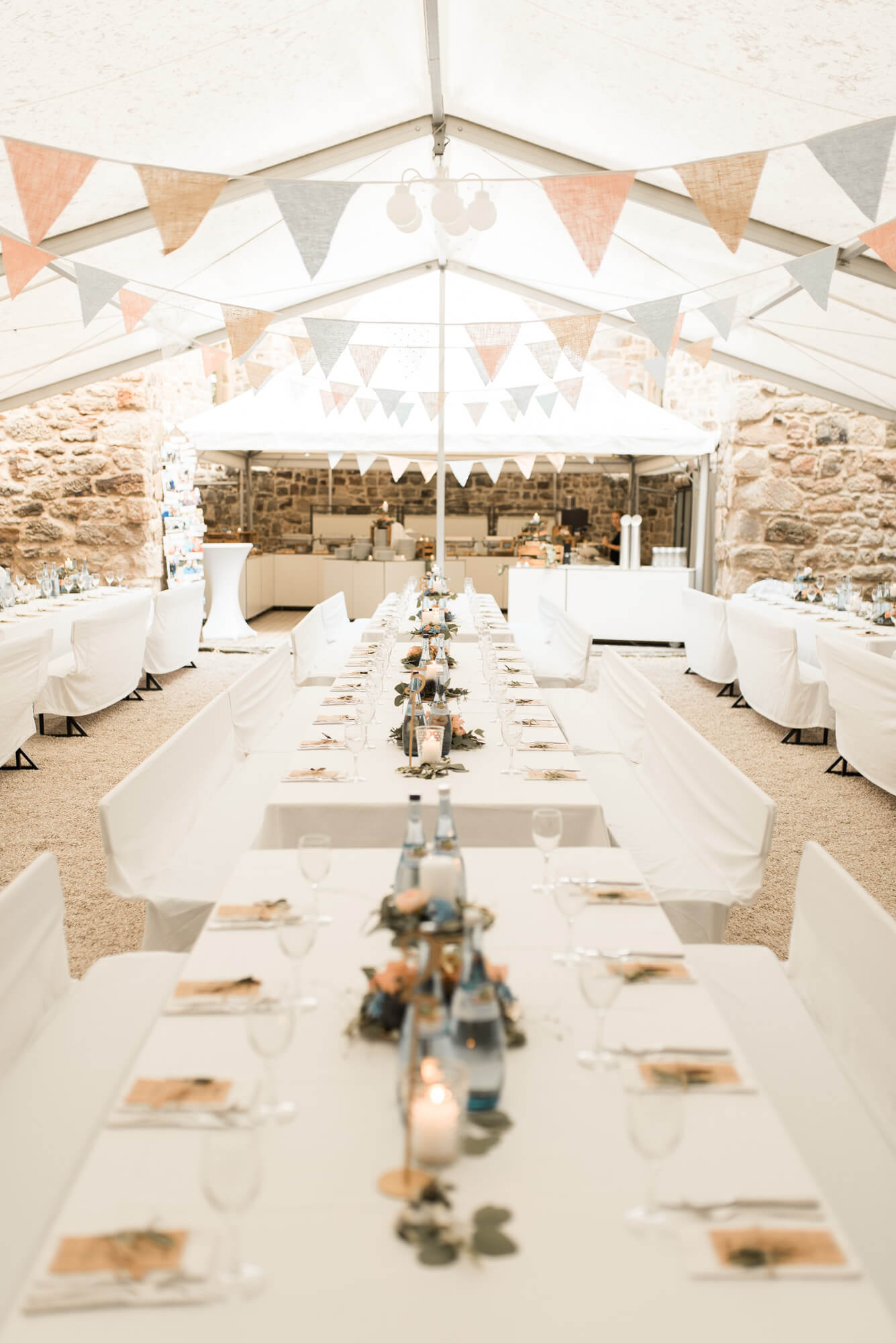 Location Einkorn Hochzeit weißes Zelt mit Girlanden Wimpeln und Tischdeko