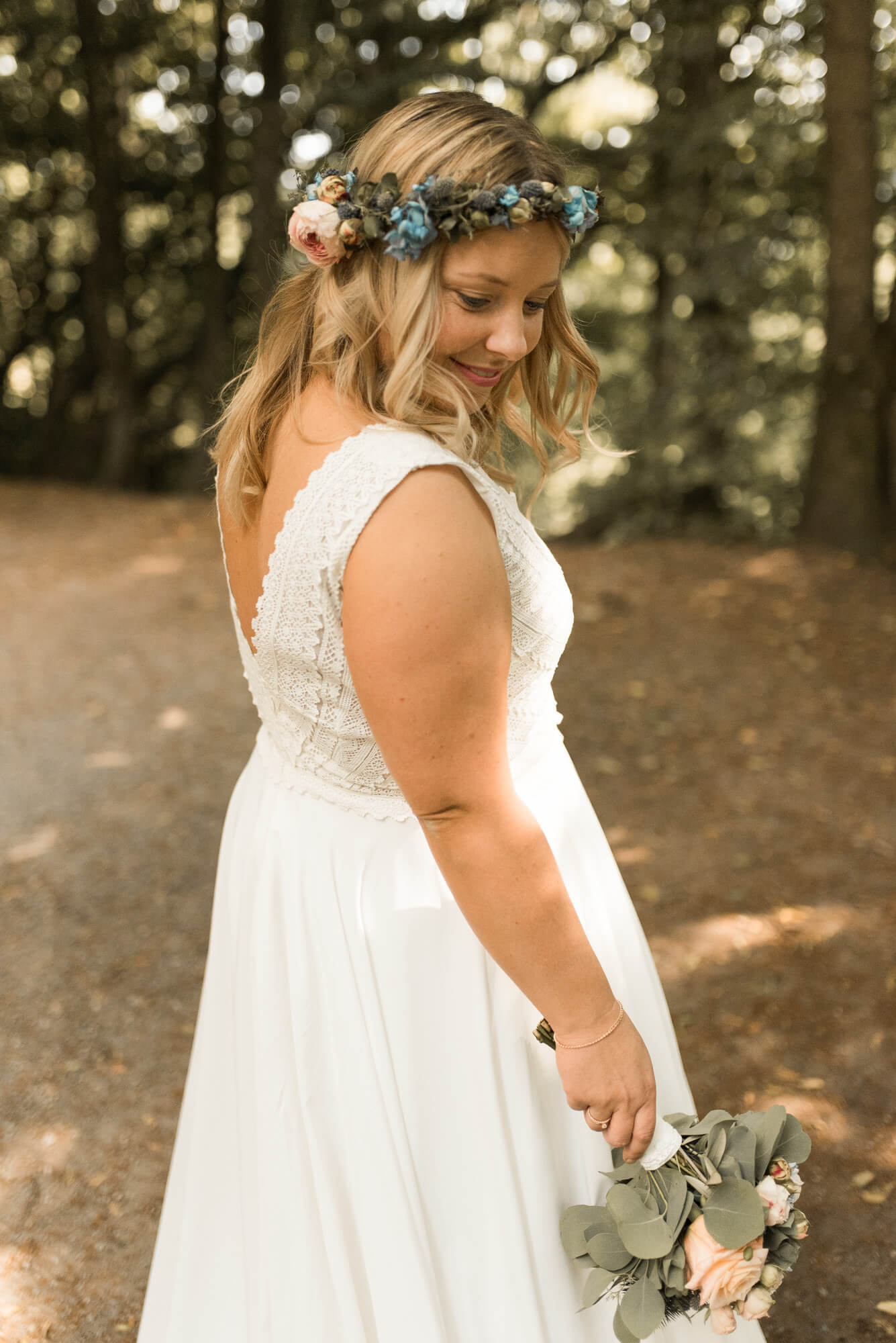 Braut schaut über die Schulter im Wald