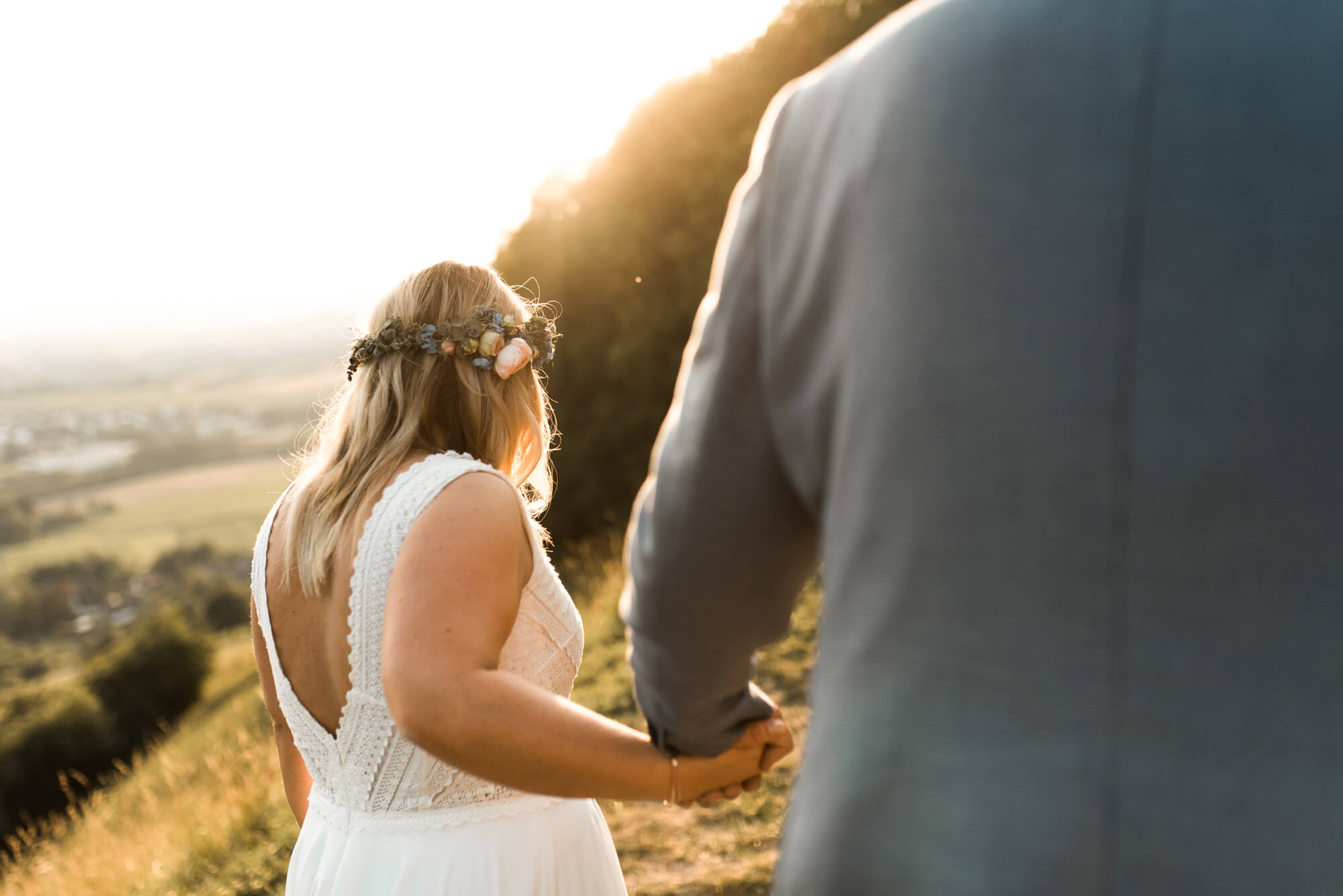 Brautpaar Hand in Hand bei Sonnenuntergang auf dem Einkorn