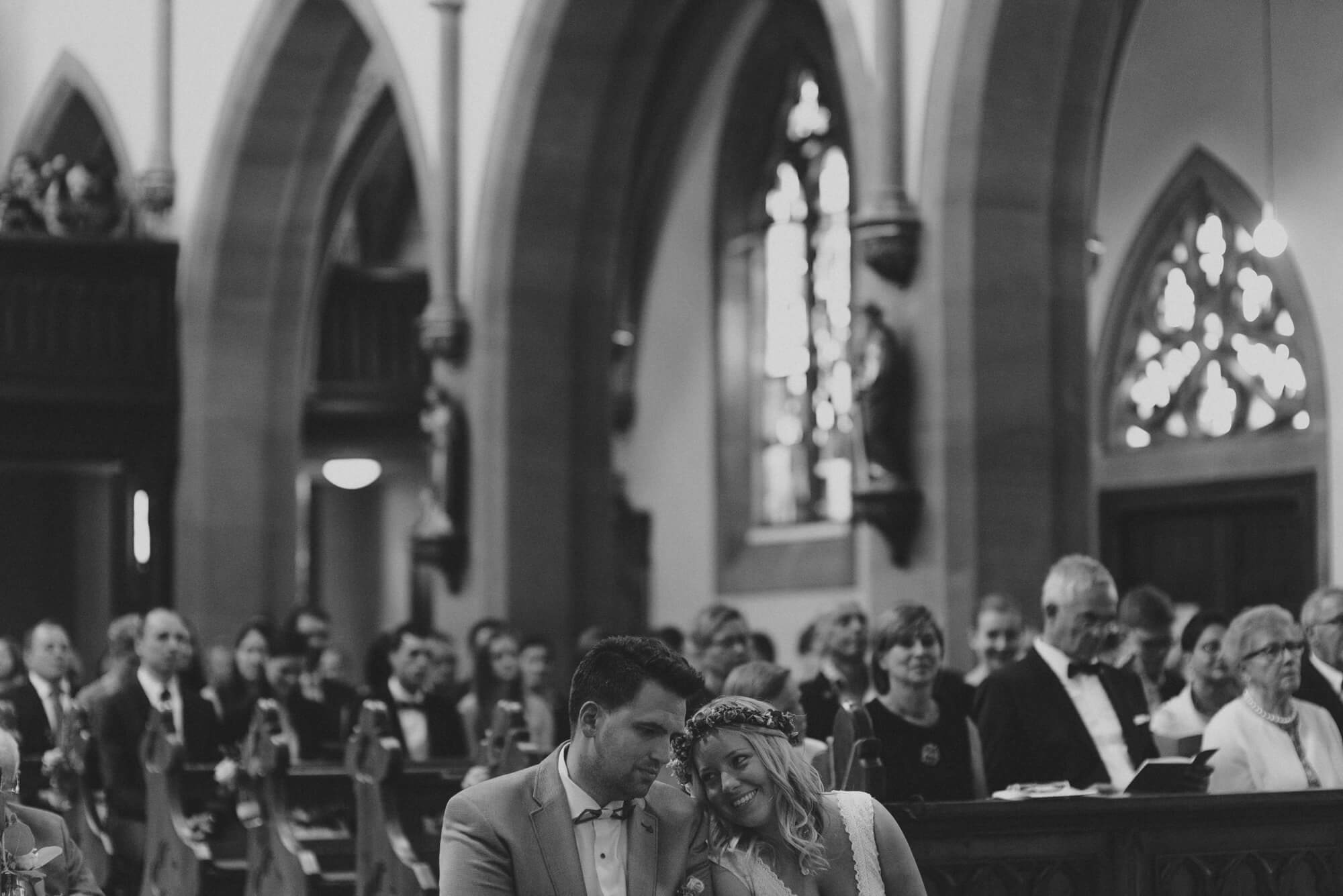 Brautpaar offspace während kirchlicher Trauung