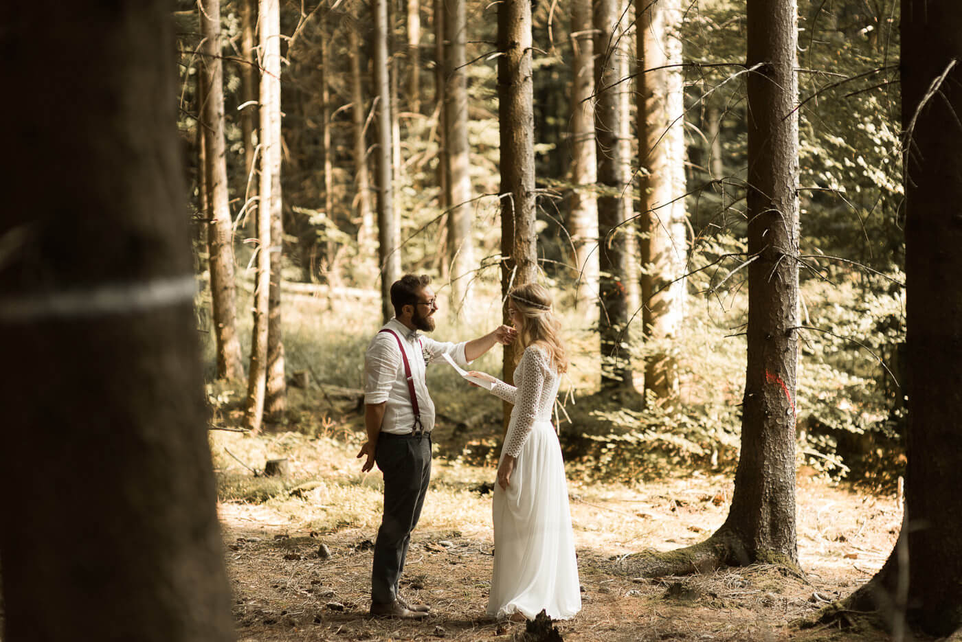 Trauversprechen zwischen Braut und Brautpaar in Wald ohne Pfarrer oder Trauzeugen
