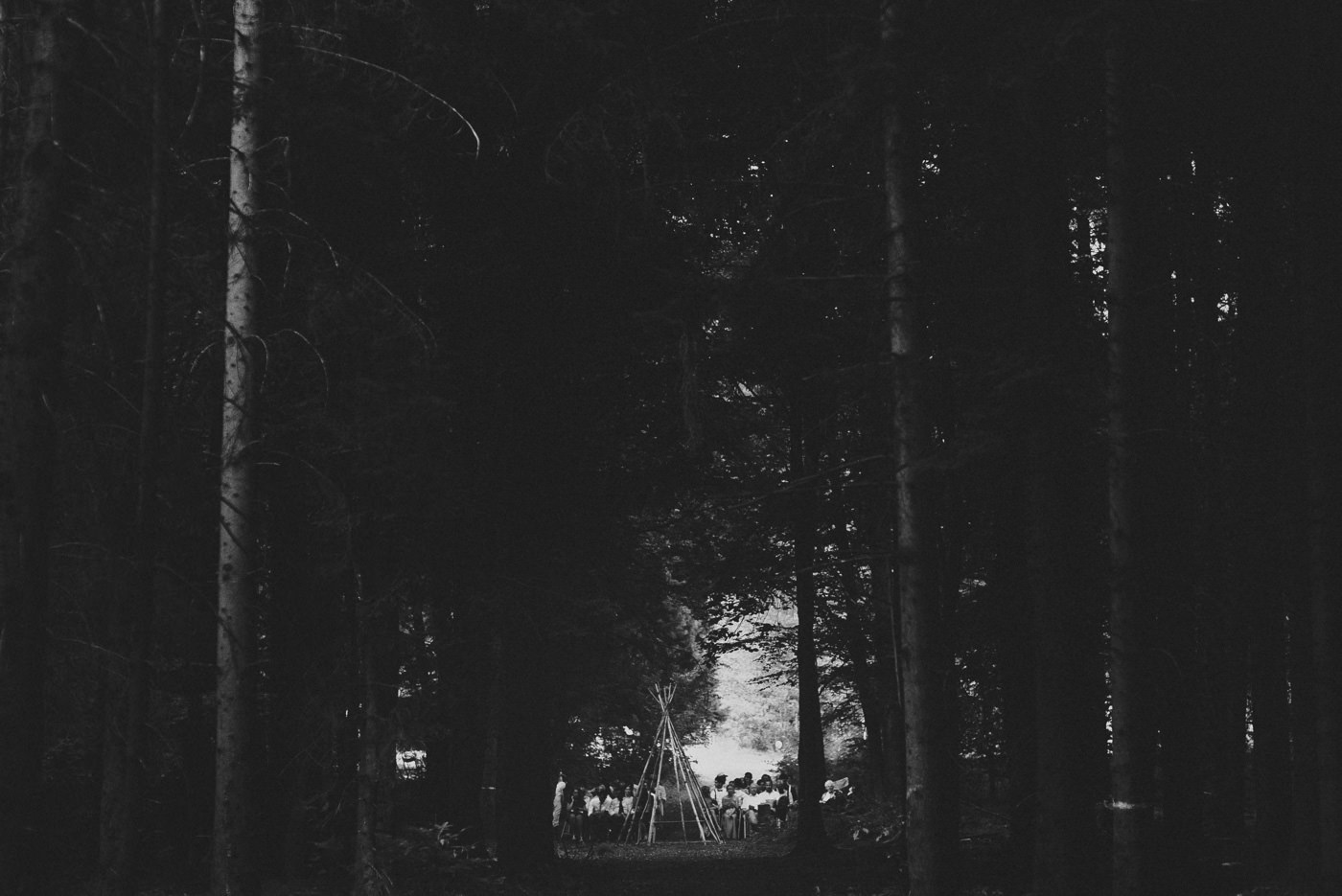 Trauung in Wald mit Tipi Trauung unter freiem Himmel bei Waldhochzeit