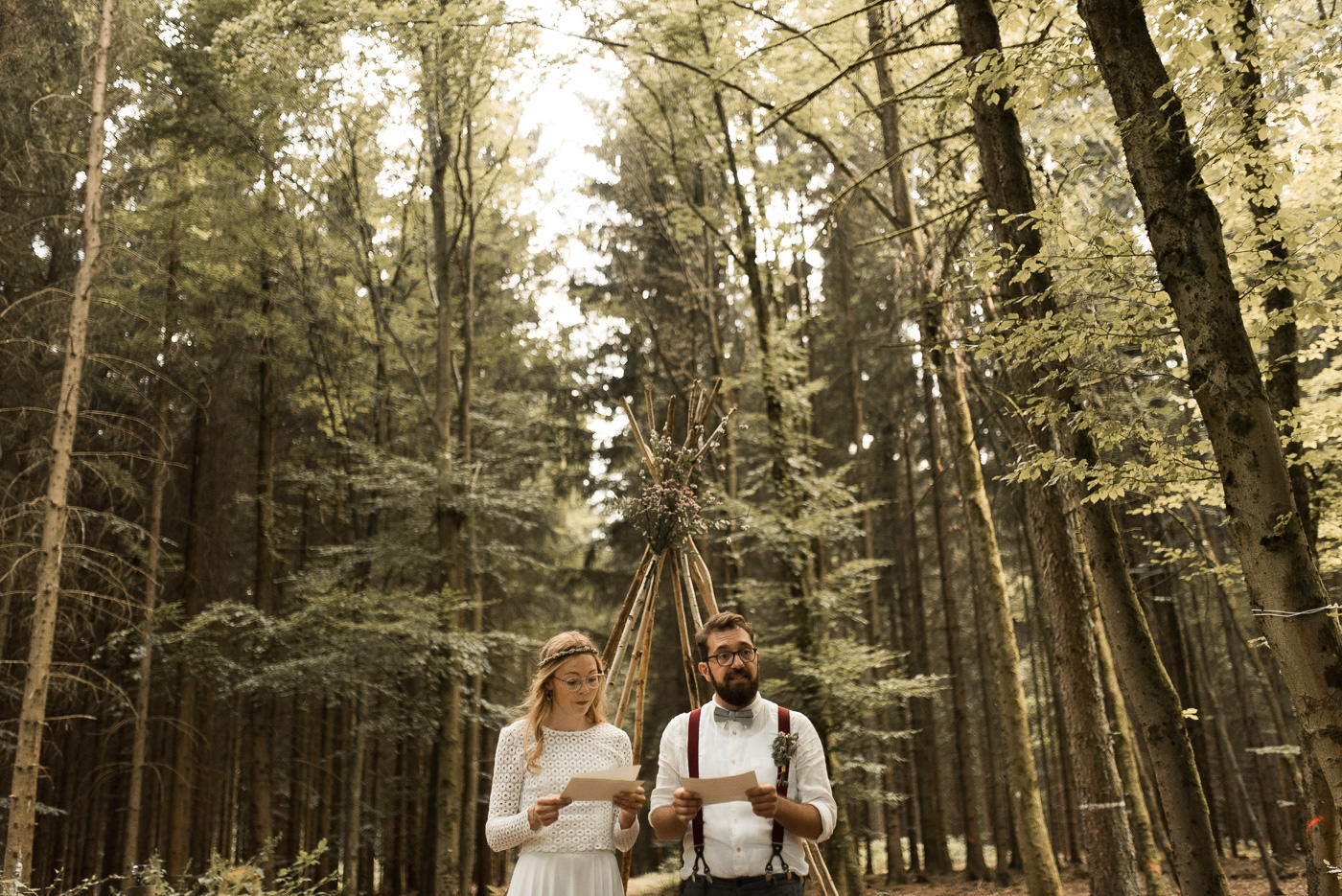 Persönliche Worte von Brautpaar an Hochzeitsgäste bei Trauung zwischen Bäumen