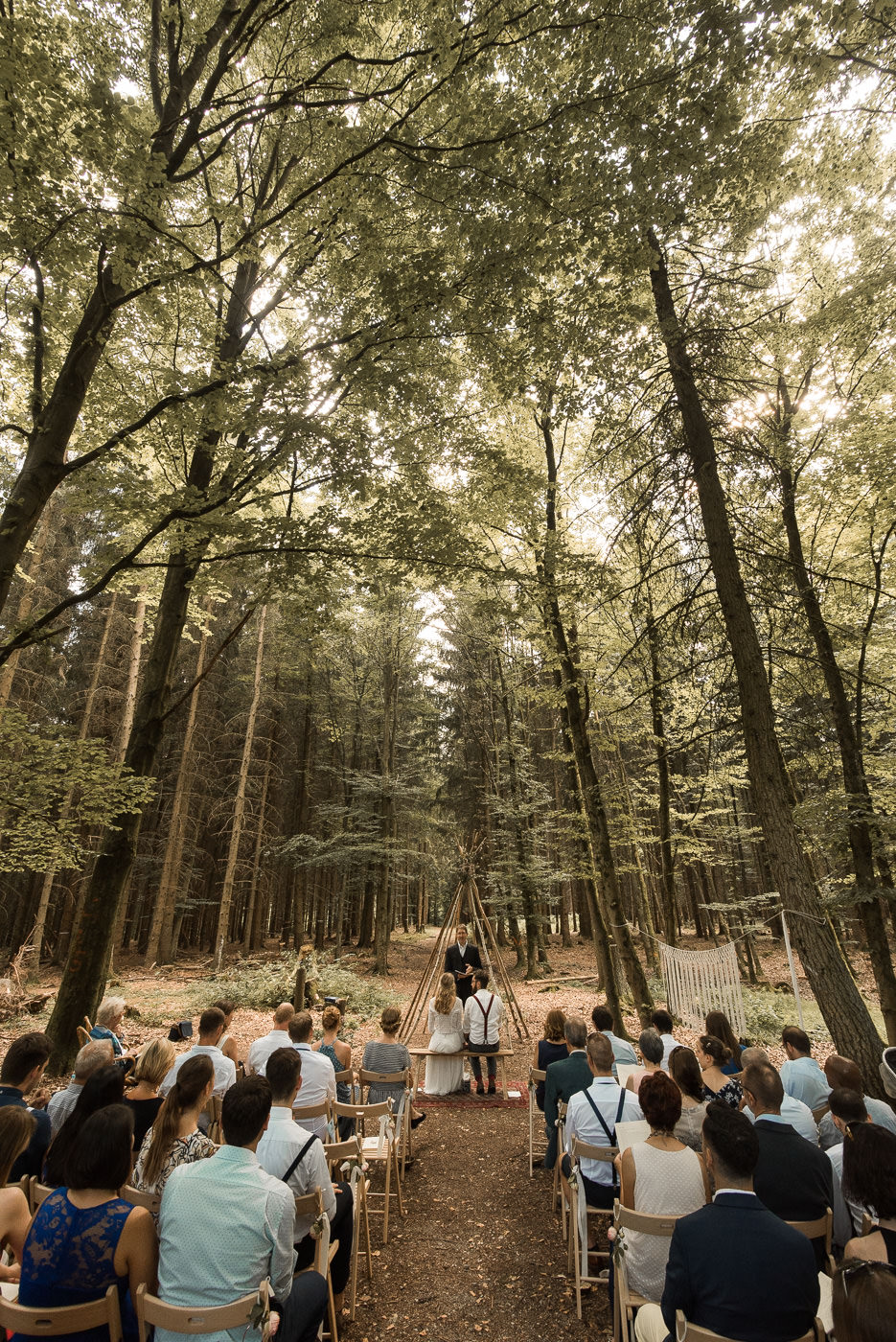 Trauung in Wald bei Waldhochzeit mit Trauredner und Hochzeitsgästen in schwäbischen Wald
