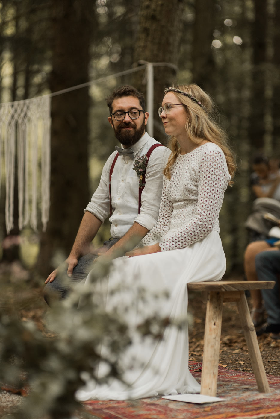 Bräutigam schaut seine Braut verliebt während der Trauung an