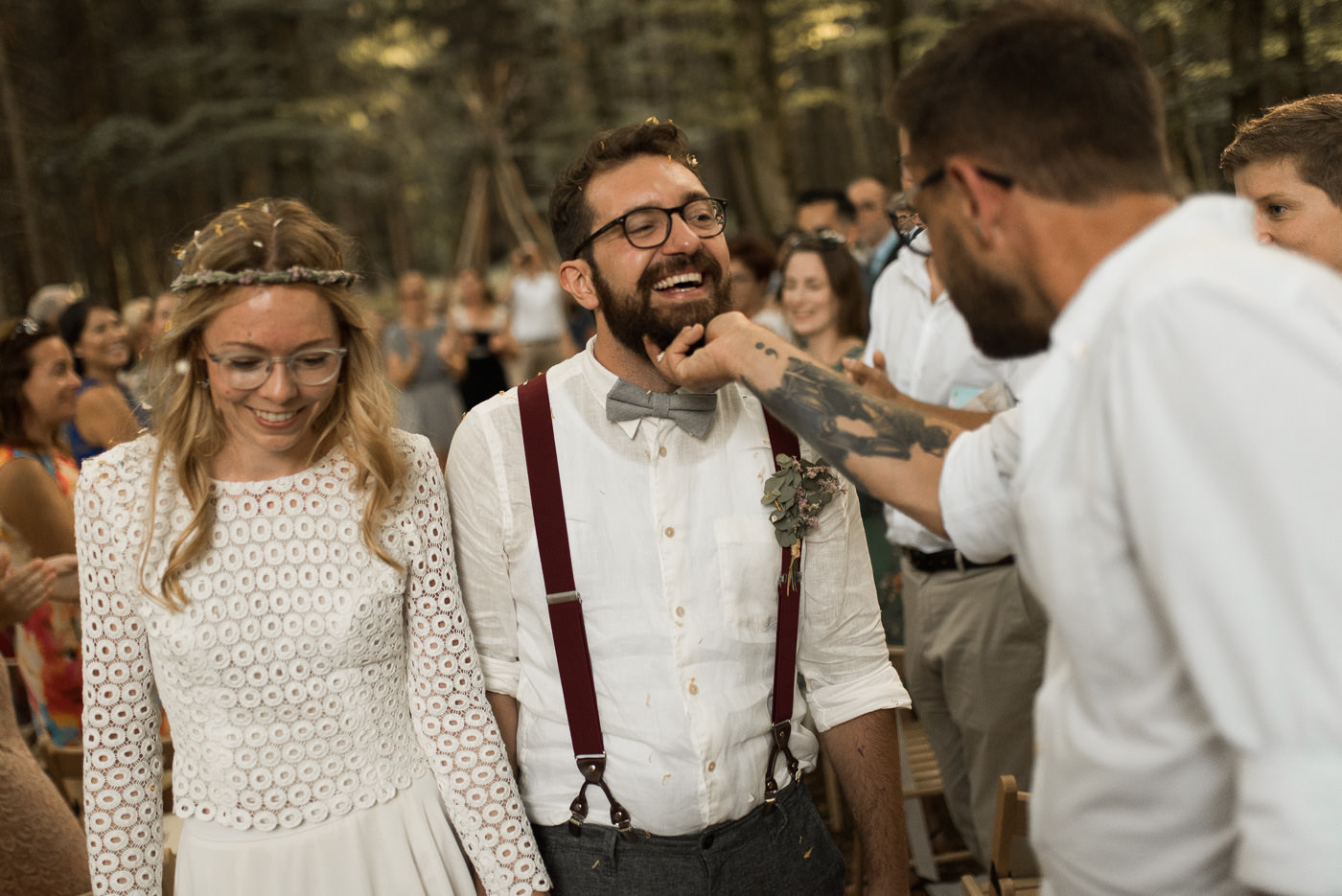 Bräutigam wird bei Auszug von Gast der Hochzeit in den Bart gefasst