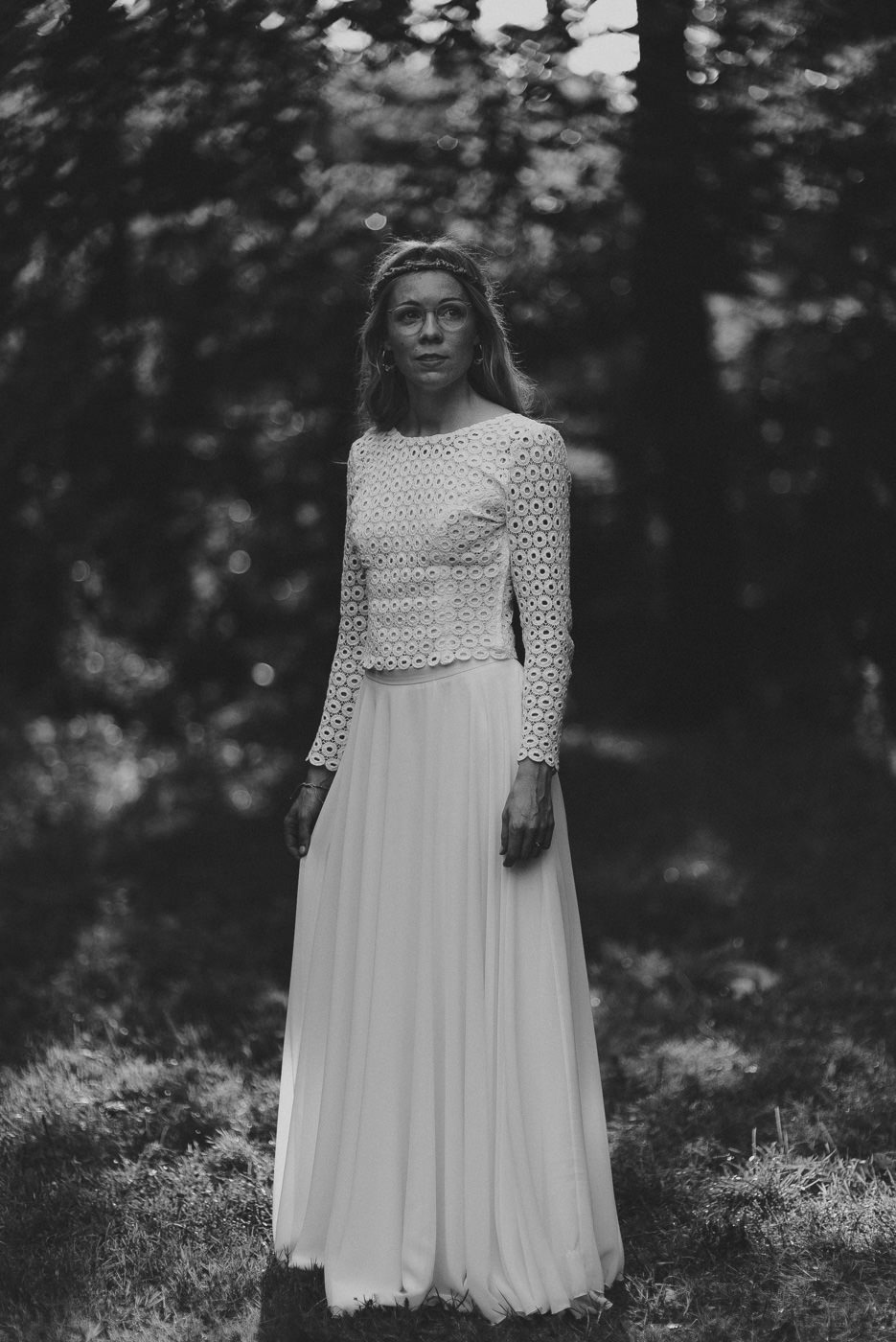 Braut in Komplettaufnahme mit maßgeschneidert Hochzeitskleid für persönliche Trauung in Wald alleine ohne Hochzeitsgäste