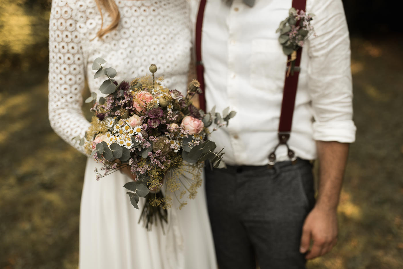 Natürlich gebundener Brautstrauß mit Eukalyptus Margariten Wiesenblumen von Straussbinderei Starz für Hochzeit in Schwäbisch Hall