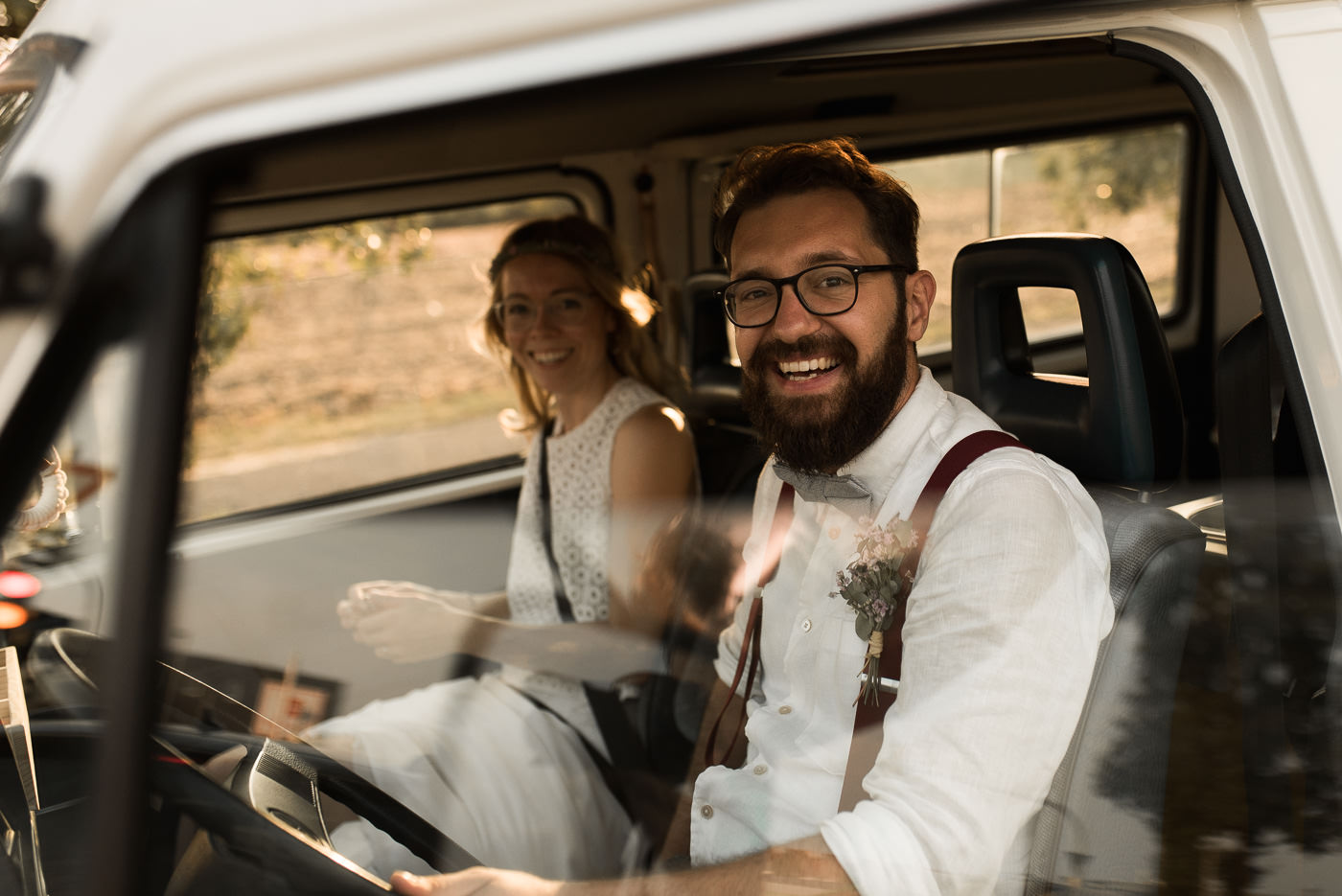 Camper Hochzeit mit glücklichen Brautpaar in VW Bully Hochzeitsauto und dieses Auto auch zur Übernachtung nutzen