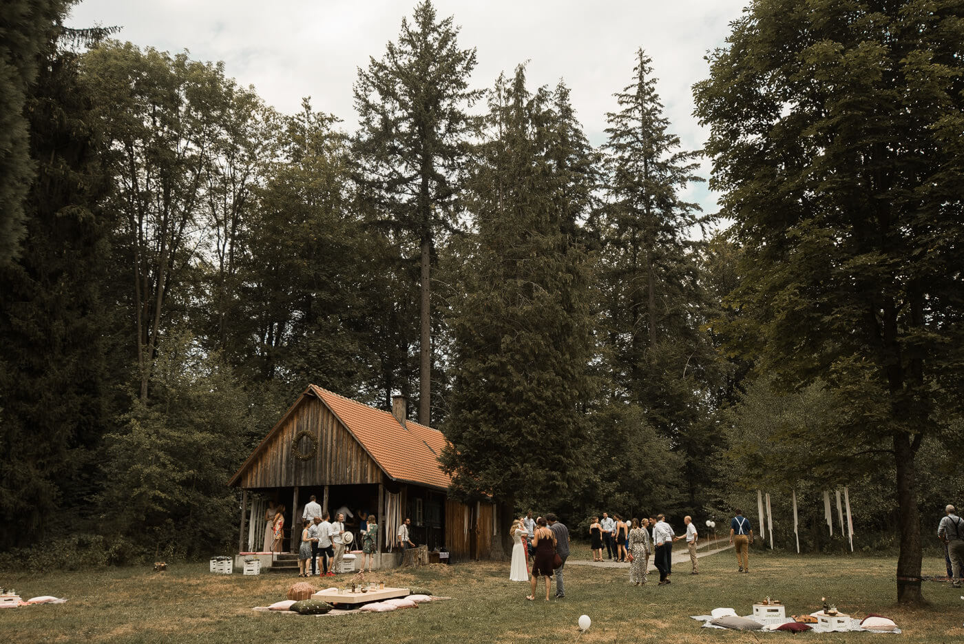 Come together bei Hochzeit im Wald mit Wiese und Sitzgelegenheiten