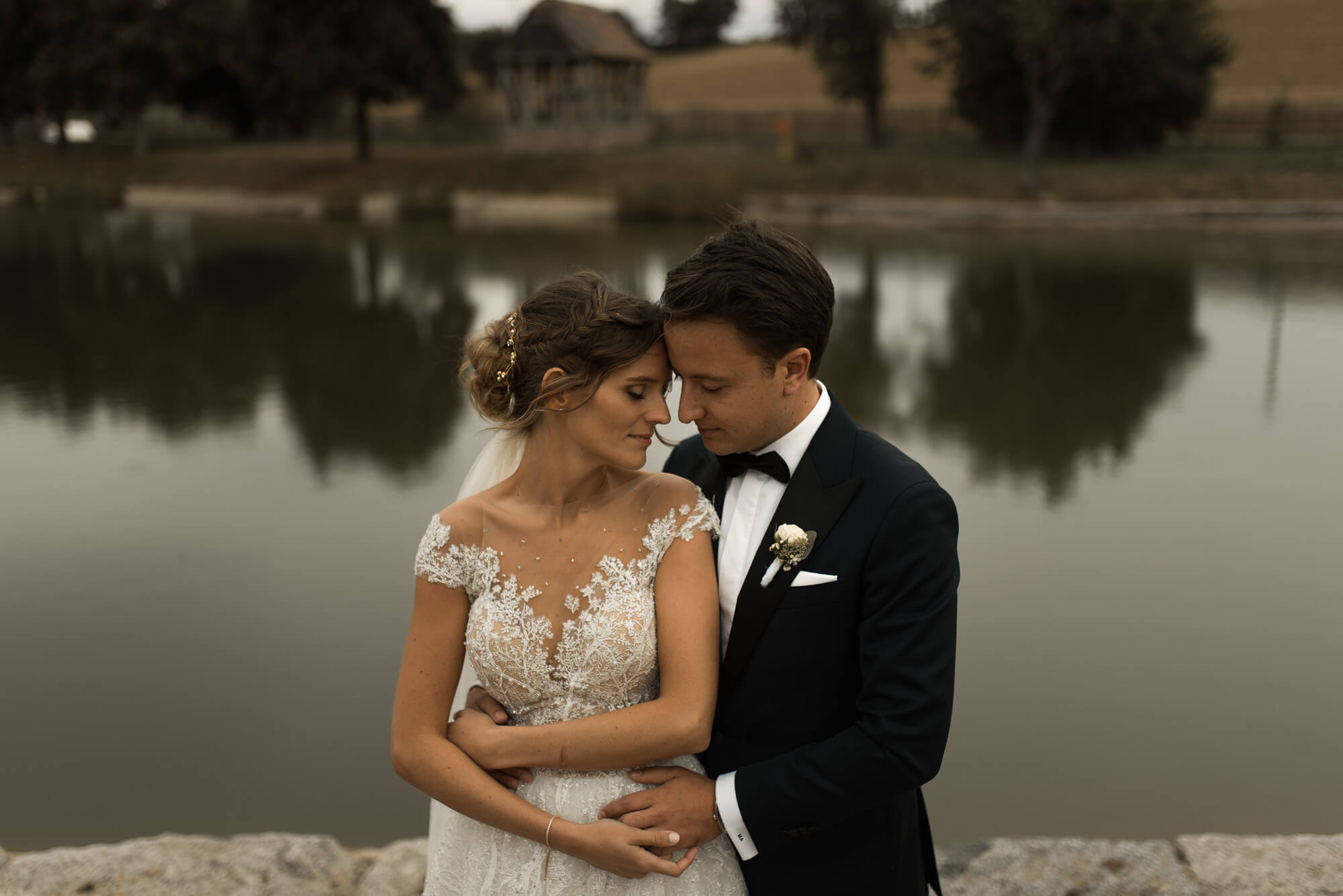 Brautpaar Shoot vor angelegtem See bei Landgut Lingental am Hochzeitstag mit Hochzeitsfotograf
