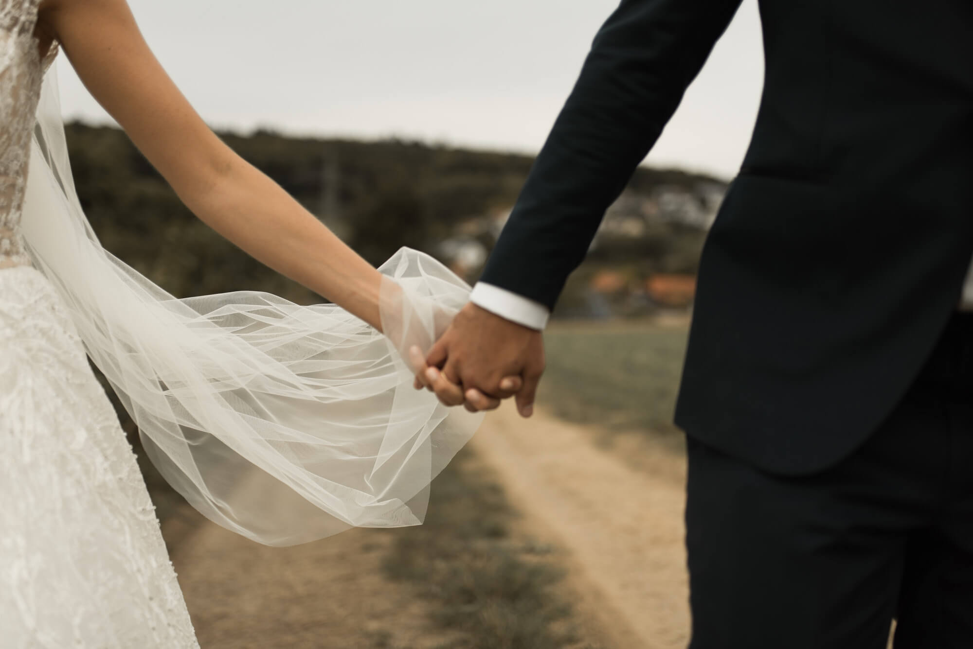 Brautpaar am Hochzeitstag auf Landgut Lingental Hand in Hand