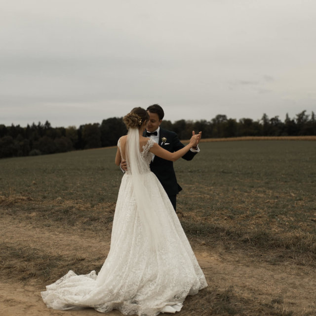 Hochzeitsfotograf Heidelberg am Landgut Lingental mit tanzendem Brautpaar