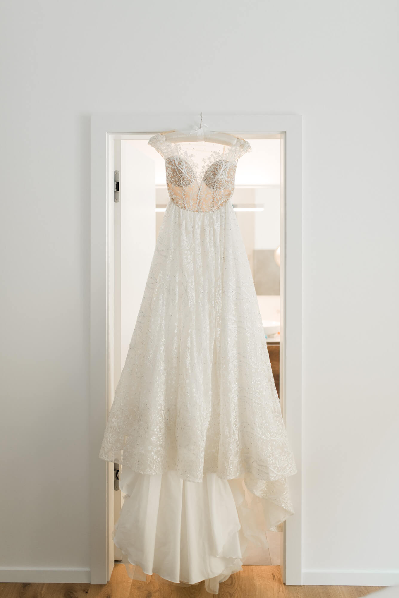 Hochzeitskleid von Lorenzo Rossi an einem Kleiderbügel