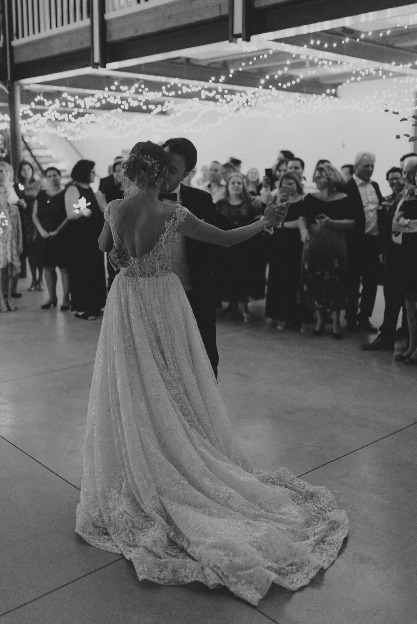 First Dance vom Brautpaar mit Lichterketten im Hintergrund zur Eröffnung der Party auf der Scheunenhochzeit im Landgut Lingental