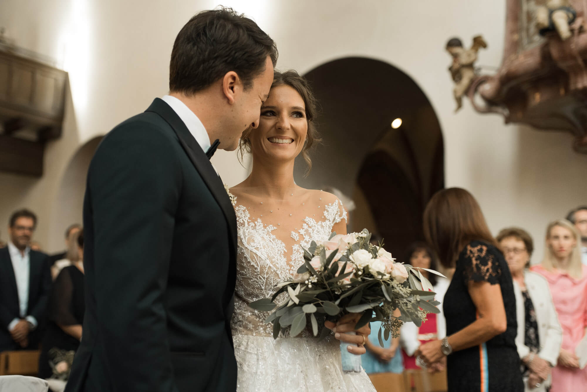Braut lächelt in Kirche in Mosbach den Bräutigam bei Hochzeit an
