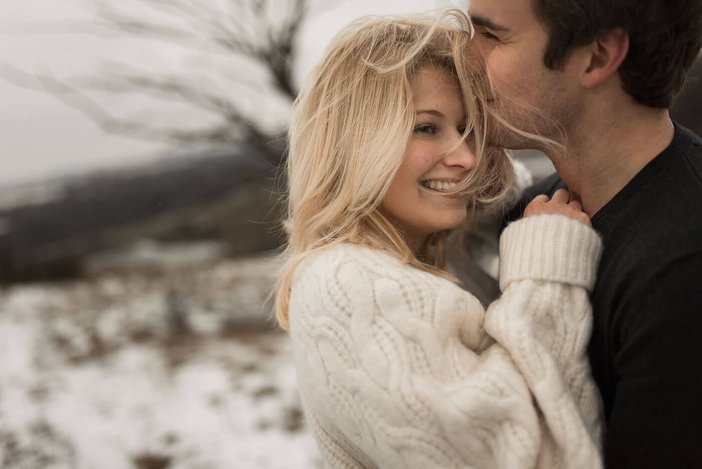 Paar mit flauschigen Wollpulli Outfit zum Paar Shooting im Winter
