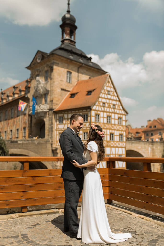 Brautpaar vor alten Rathaus in Bamberg