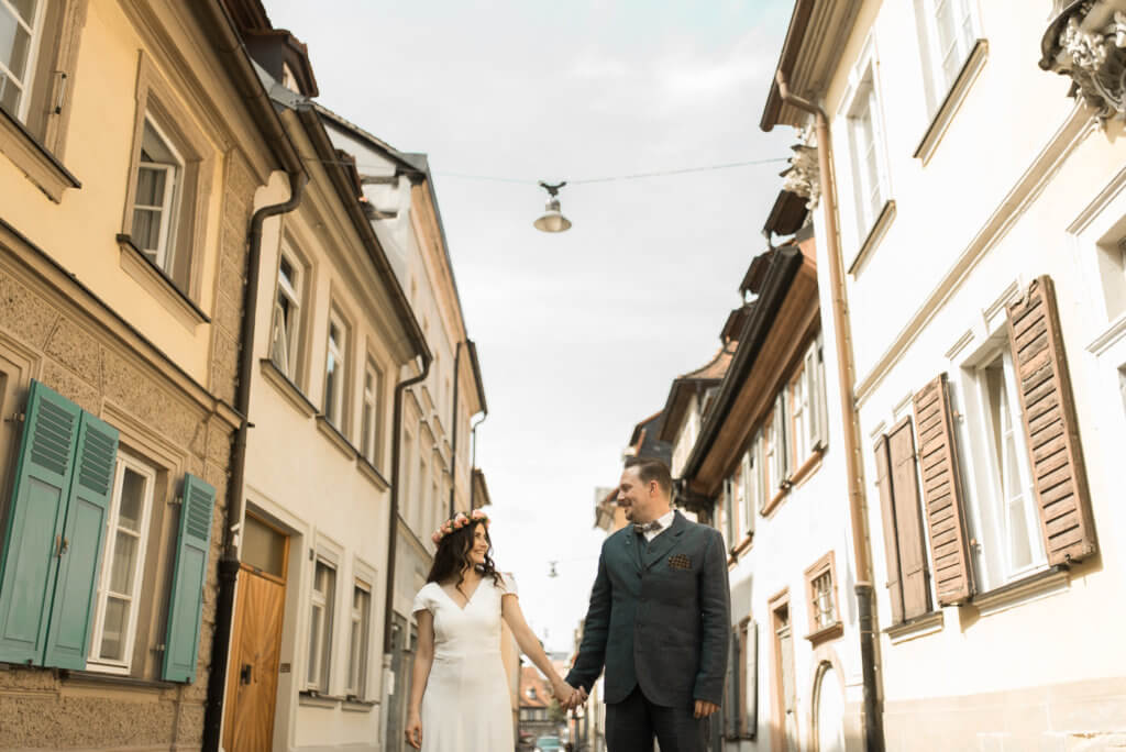 Brautpaar in Gasse in der Altstadt vor Hochzeit Standesamt Bamberg