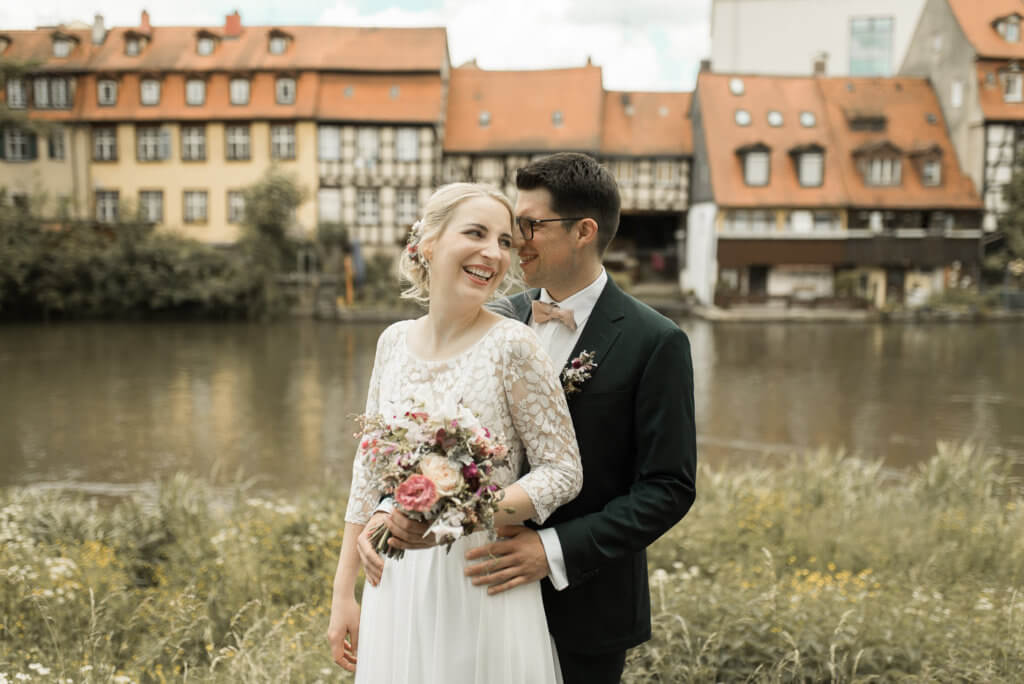 Brautpaar steht in Bamberg vor Klein Venedig an der Regnitz
