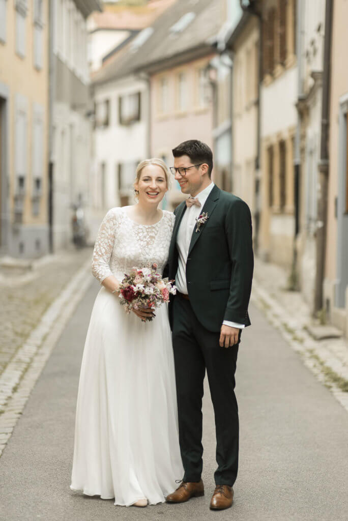 Brautpaar steht in Gasse in Bamberg für Brautpaarshooting