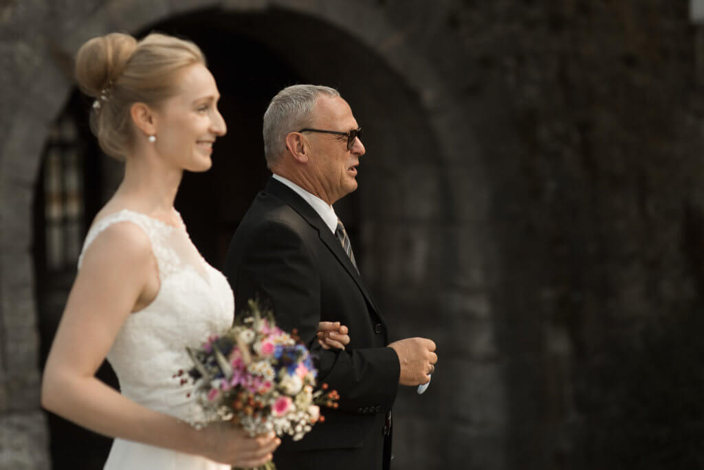 Vater führt Braut zu First Look bei Hochzeit in Würzburg