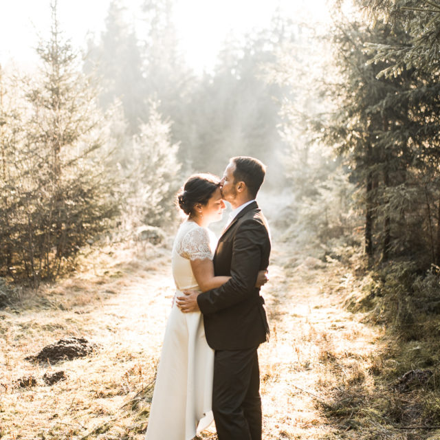 Winter Hochzeit Fotoshooting als Hochzeitsfotograf mit Sonne als Elopement
