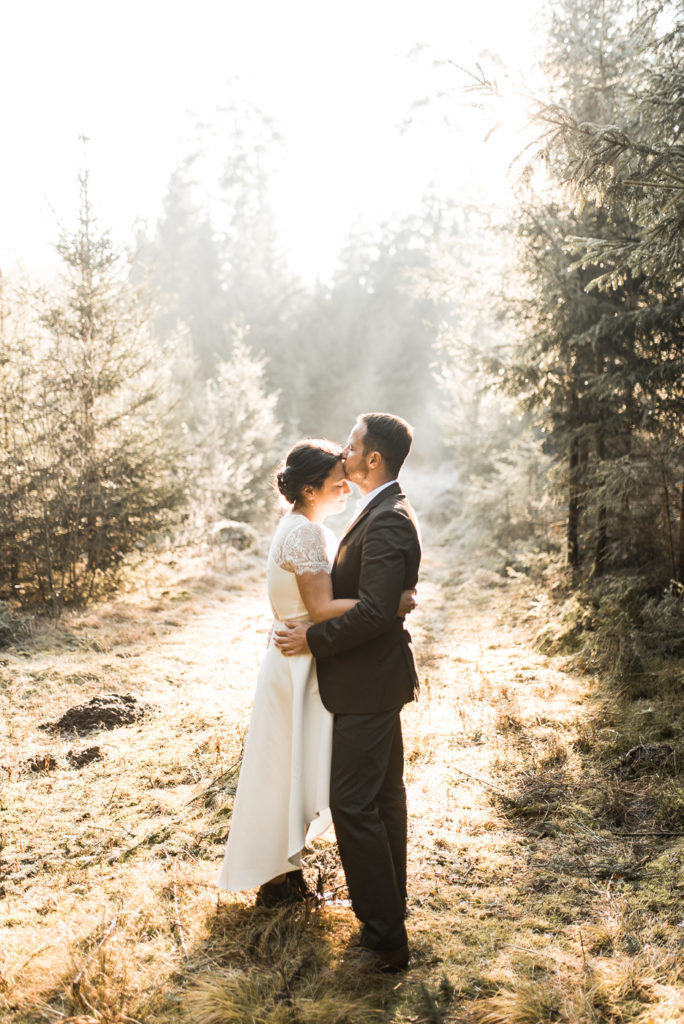 Winter Hochzeit Fotoshooting als Hochzeitsfotograf mit Sonne als Elopement