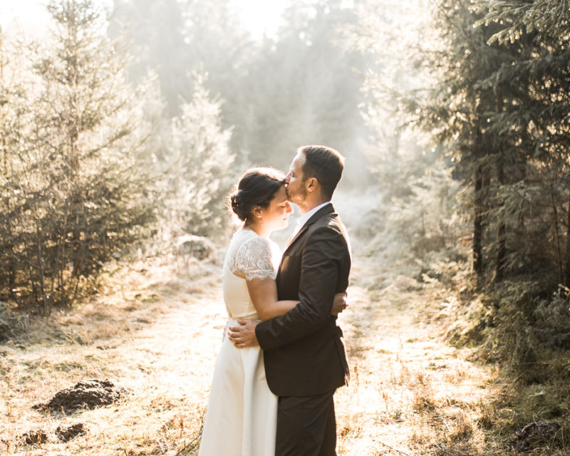 Winter Hochzeit Fotoshooting als Hochzeitsfotograf mit Sonne als Elopement