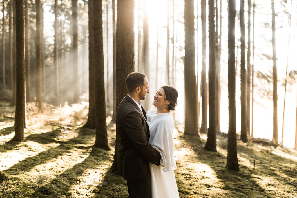 Hochzeit Shooting im Wald im Elopement Stil mit Moos unter den Füßen und Fotograf in Bamberg