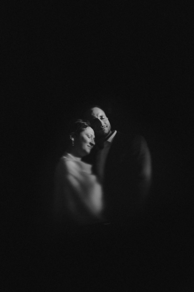 Brautpaar in Schwarz Weiss mit Freelens Tilt Shift Technik und Sonne im Gesicht