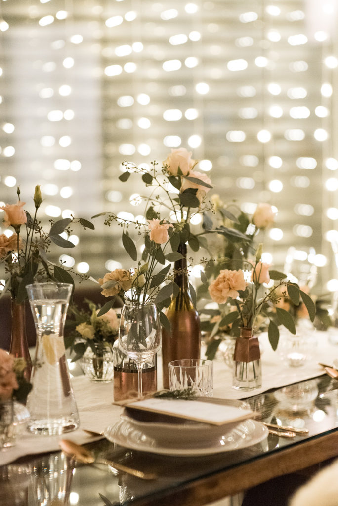 Floristik Goldammer aus Tannhausen mit Hochzeitsfloristik auf dem Tisch Deko mit Lichterketten