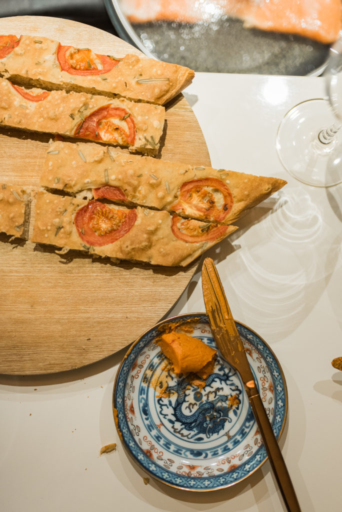 Tomate Foccacia selbstgemacht mit Butter