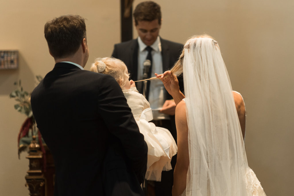 Kind zieht Braut während Hochzeit an den Haaren