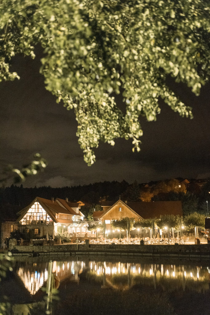 Das Landgut Lingental als Hochzeitslocation bei Heidelberg bei Nacht mit See und Natur