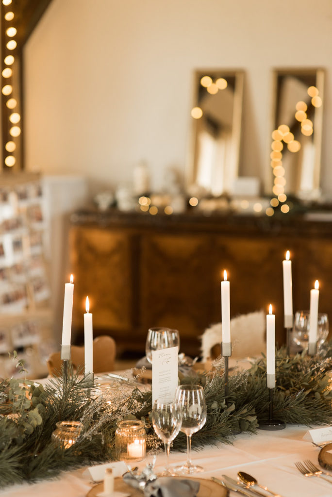 König Karl Saal im Gasthaus Einkorn bei Hochzeit in Schwäbisch Hall mit Tischdeko Kerzen auf den Tischen und Lichterketten
