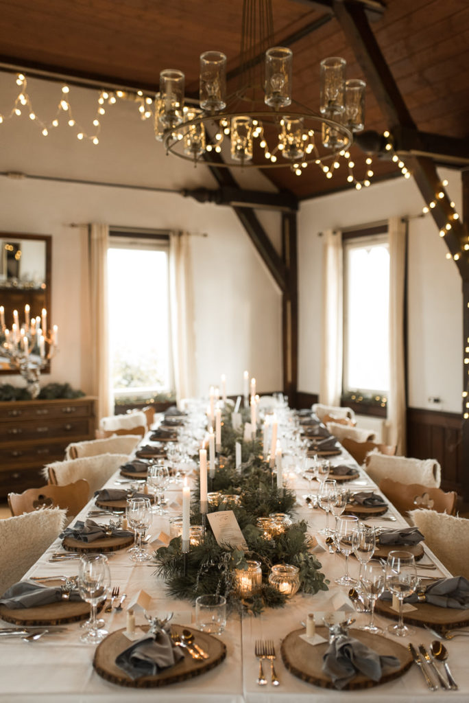 Hochzeit Tischdeko im Gasthaus Einkorn bei Hochzeit in Schwäbisch Hall mit Tischdeko Kerzen auf den Tischen und Lichterketten im Winter