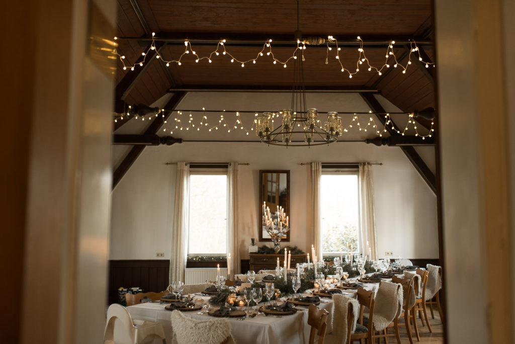 König Karl Saal im Gasthaus Einkorn bei Hochzeit in Schwäbisch Hall mit Tischdeko und Lichterketten